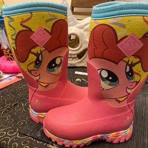 Pinky pie muck boots